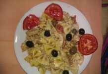 Pasta fredda con olive piccanti pomodori e pesto Pasta fredda con olive piccanti pomodori e pesto