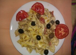 Pasta fredda con olive piccanti pomodori e pesto Pasta fredda con olive piccanti pomodori e pesto