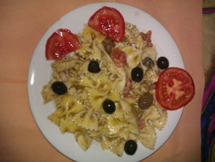 Pasta fredda con olive piccanti pomodori e pesto