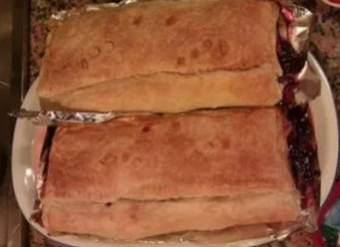 Dolce con frutta secca e marmellata