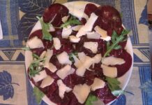 Bresaola con rughetta e parmigiano Bresaola con rughetta e parmigiano
