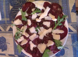 Bresaola con rughetta e parmigiano Bresaola con rughetta e parmigiano