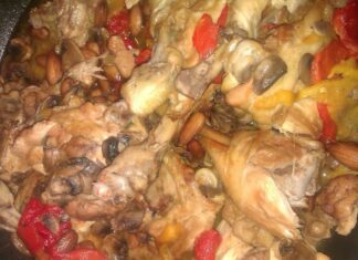 Pollo con mandorle funghi e peperoni Pollo con mandorle funghi e peperoni