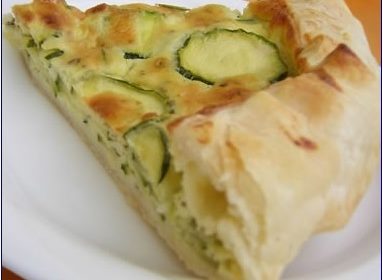Come preparare la pizza salata di zucchine