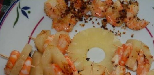 Spiedini di gamberi o mazzancolle e ananas