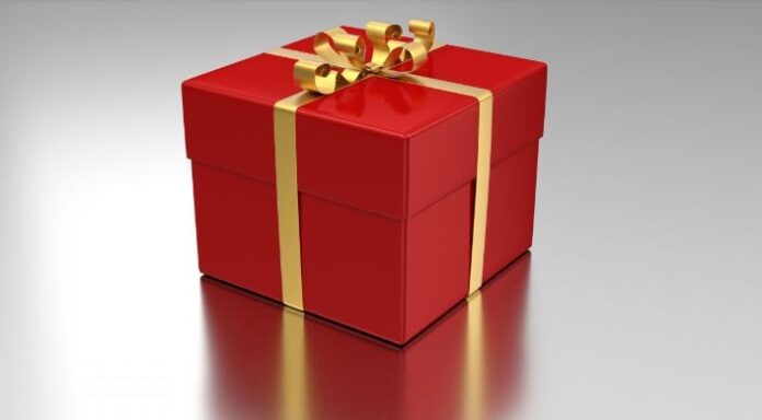 Come confezionare un pacco regalo ed arricciare il nastro: video tutorial