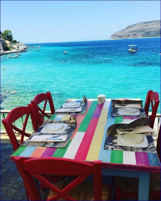 Riciclare tavolo e sedie con colori e fantasia