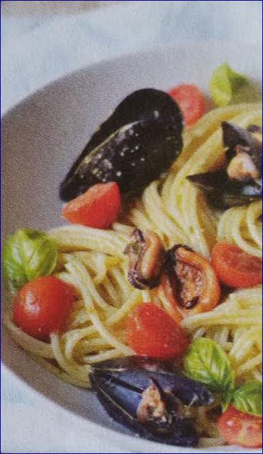 spaghetti con pesto pomodorini basilico e cozze