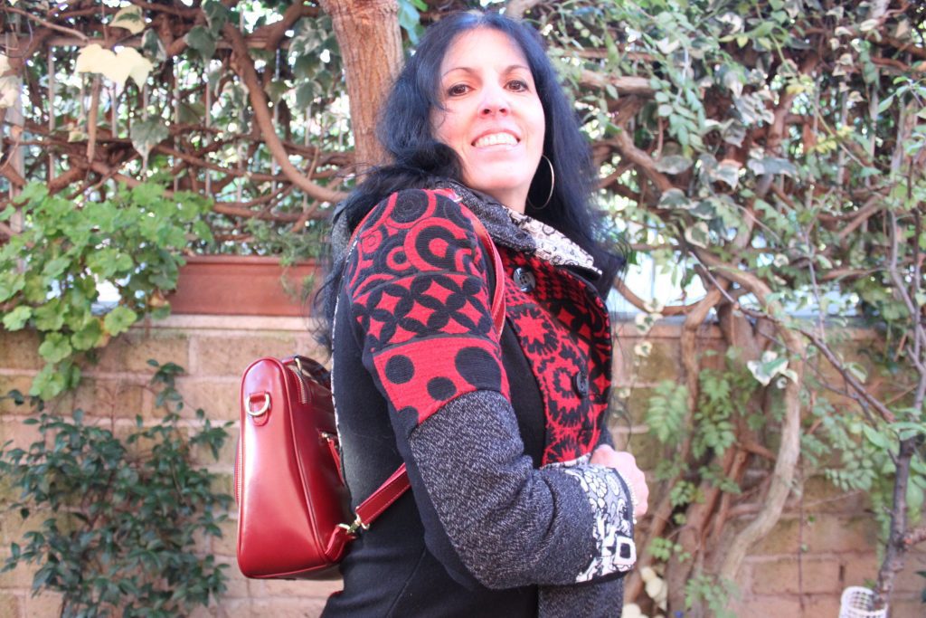 Borsa rossa Somay e cappotto Smash look of the day