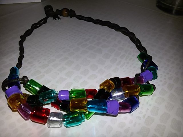 Collana multicolore in plastica riciclata