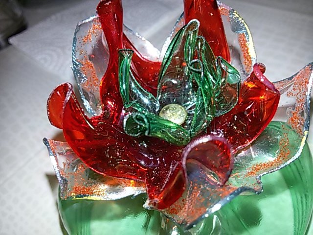 Scatola in plastica riciclata decorata con un fiore multicolore sempre in plastica