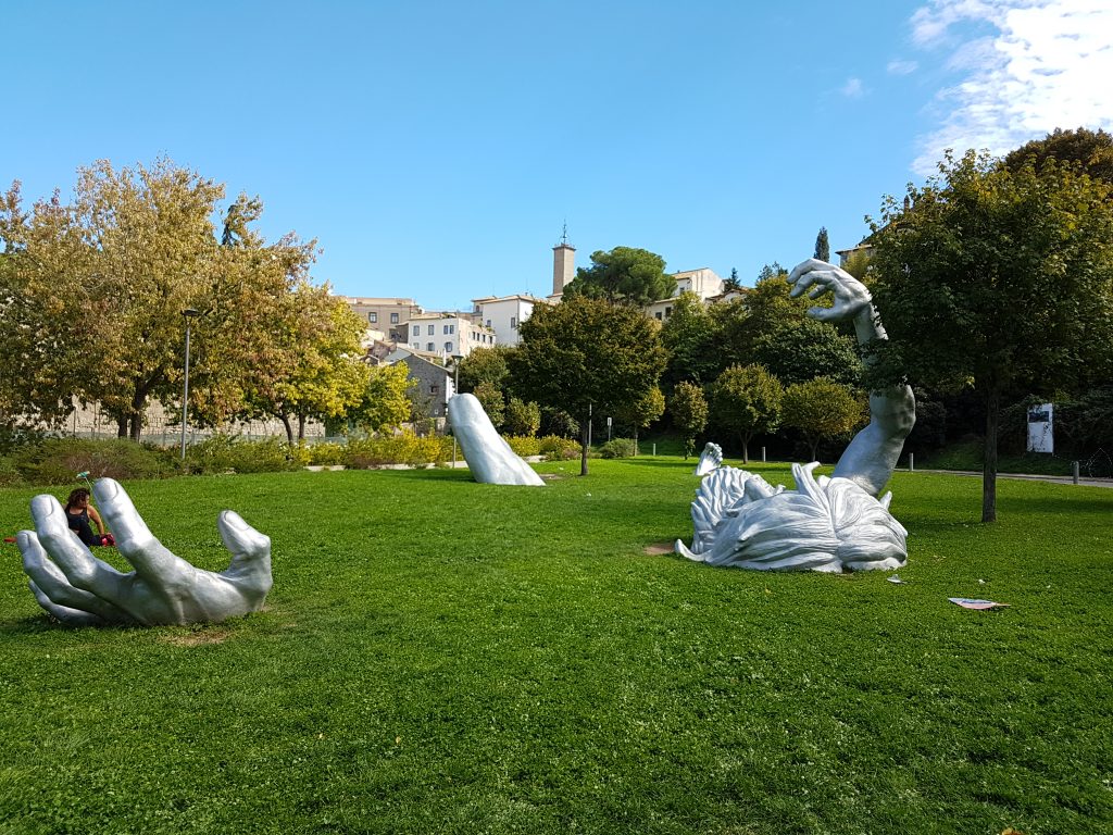 Viterbo scultura sul prato