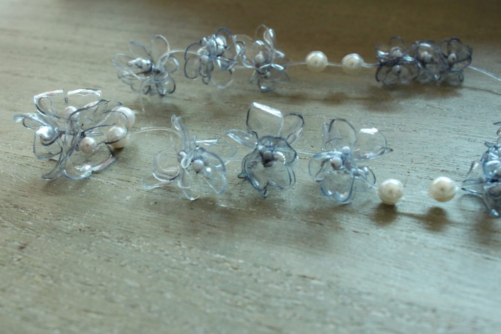 Collana in plastica riciclata celeste con perle