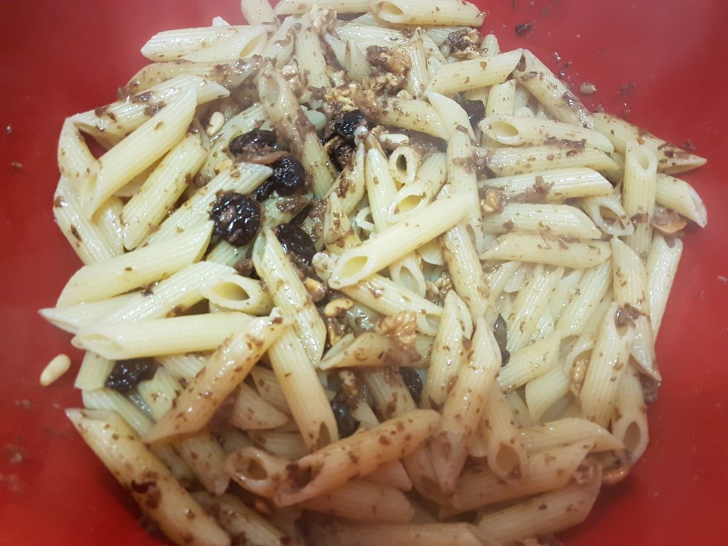 Penne alle noci e radicchio pasta saporita