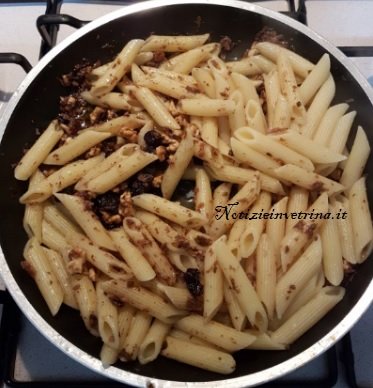 Penne alle noci e radicchio pasta saporita