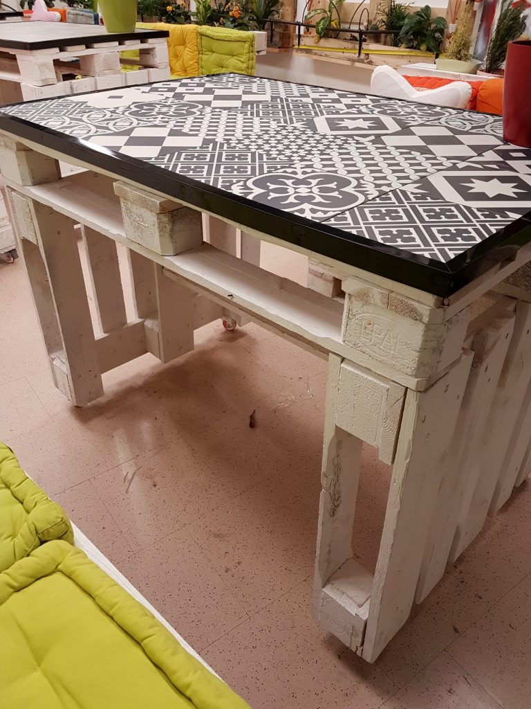 Tavolo shabby chic rustico ricavato con dei pallet