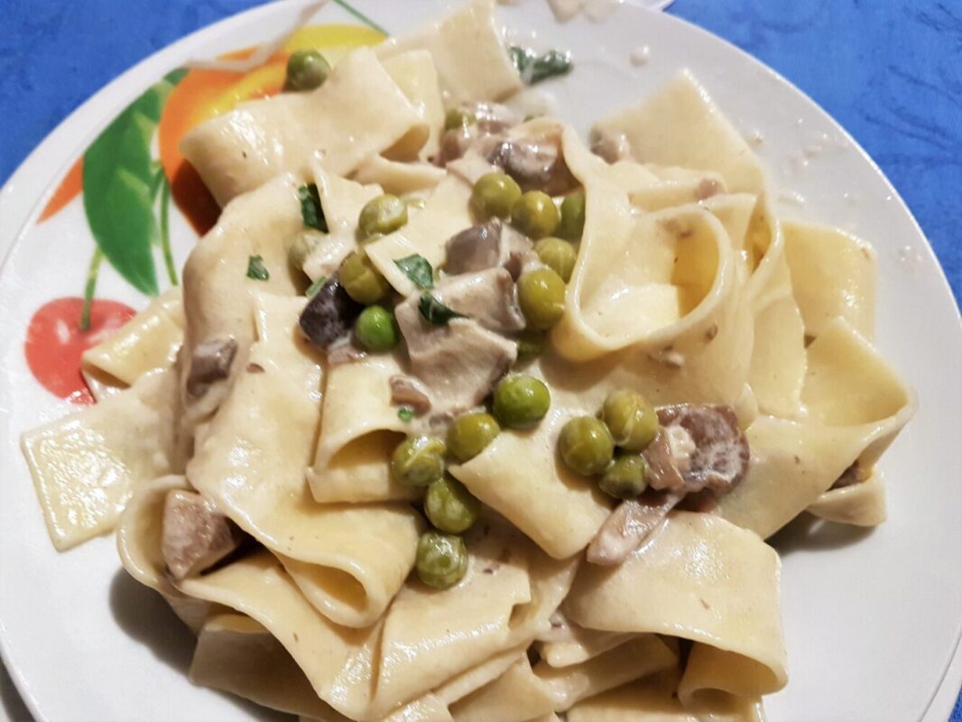 Pappardelle ai funghi porcini piselli e panna Notizie In Vetrina