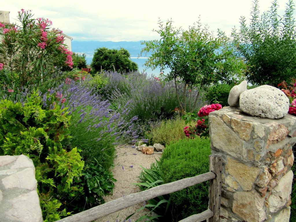 Come sistemare il giardino di casa per le vacanze