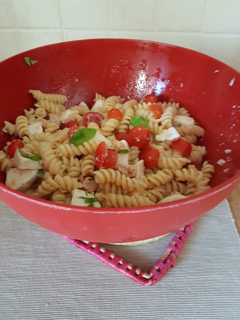 Pasta fredda con tonno mozzarella e pomodorini