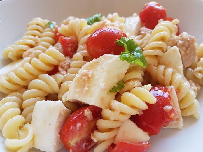 Pasta fredda colorata con pomodorini