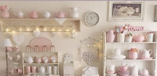 Arredare bianco e rosa in una cucina Shabby