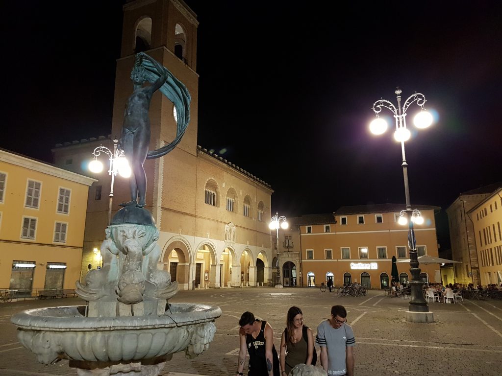 Pesaro fontana piazza del popolo