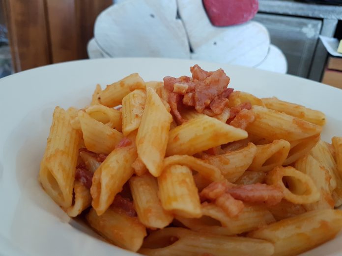 Pasta al sugo con speck primo piatto veloce