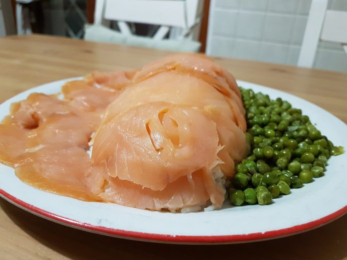 Polpettone di riso e salmone ricetta alternativa al sushi