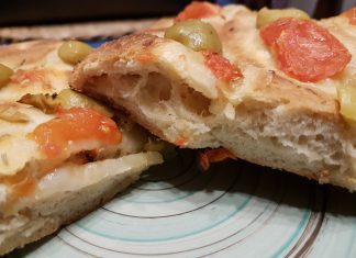 Focaccia morbida con lievito madre, olive e pachino Focaccia morbida con lievito madre, olive e pachino
