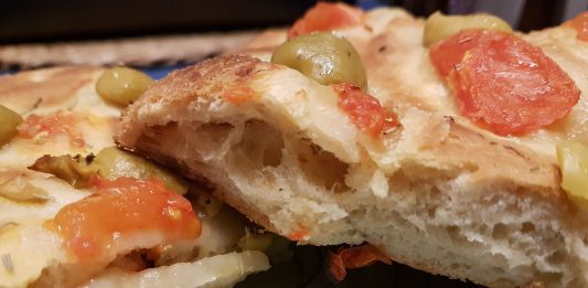 Focaccia morbida con lievito madre, olive e pachino