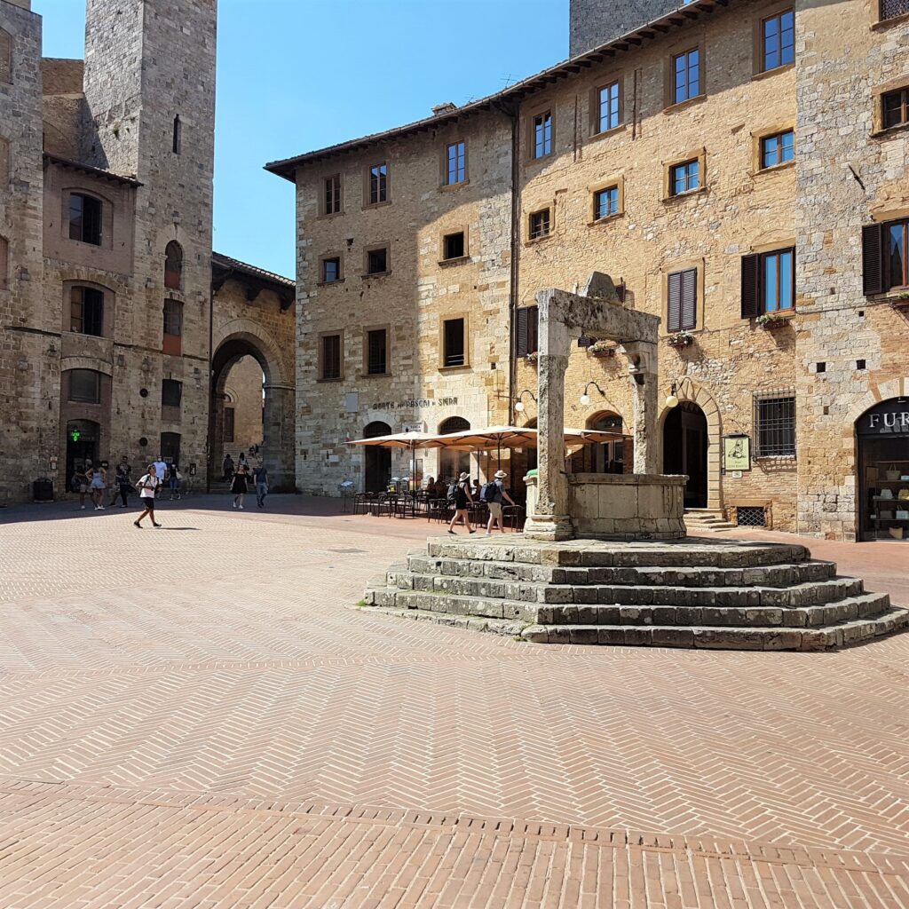 San Gimignano piazza - Toscana
