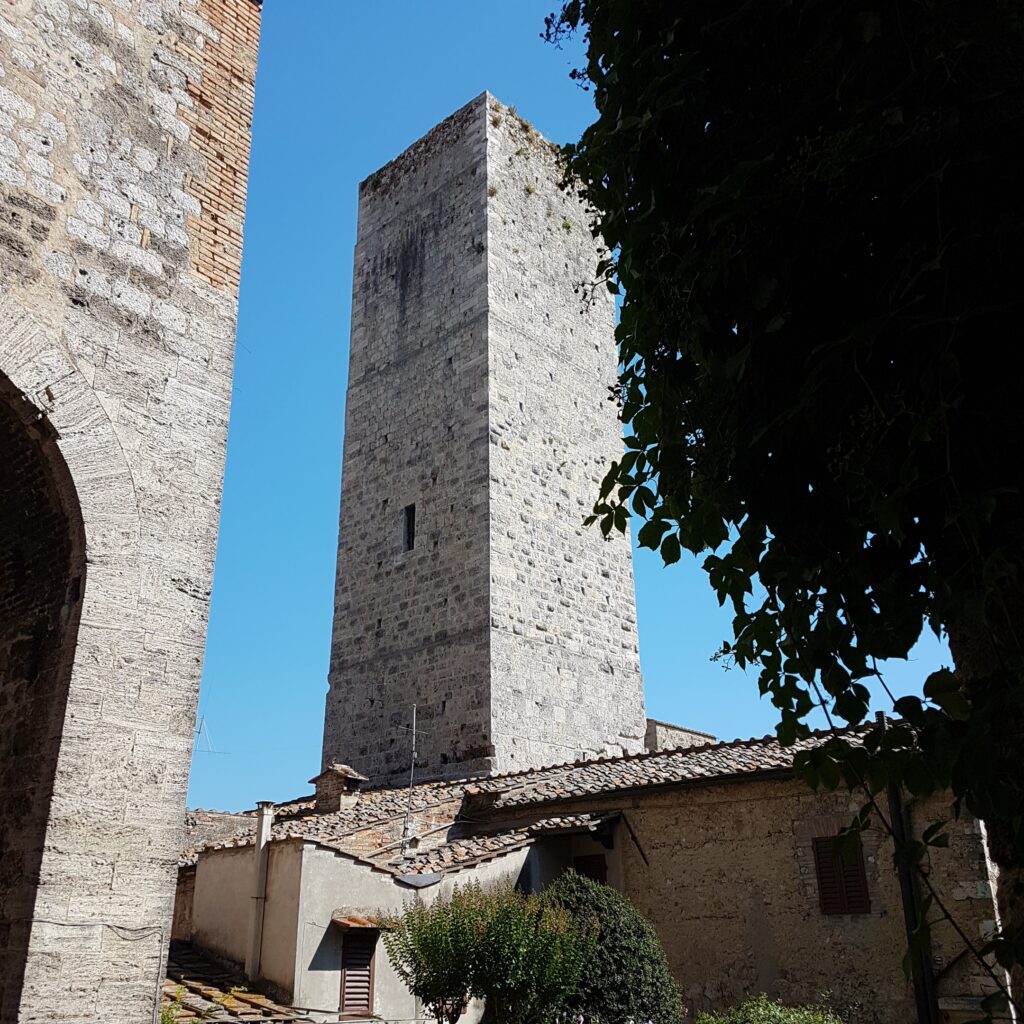 San Gimignano una torre ben conservata e la relativa casa