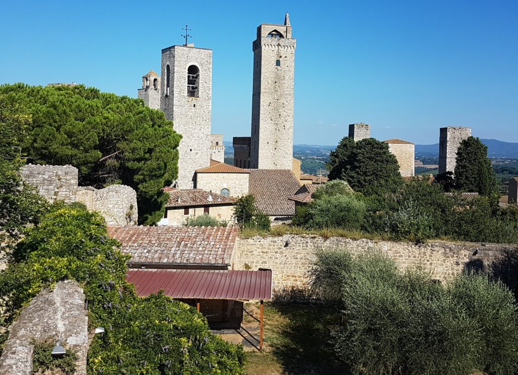 san Gimignano alcune torri viste dai giardini della fortezza