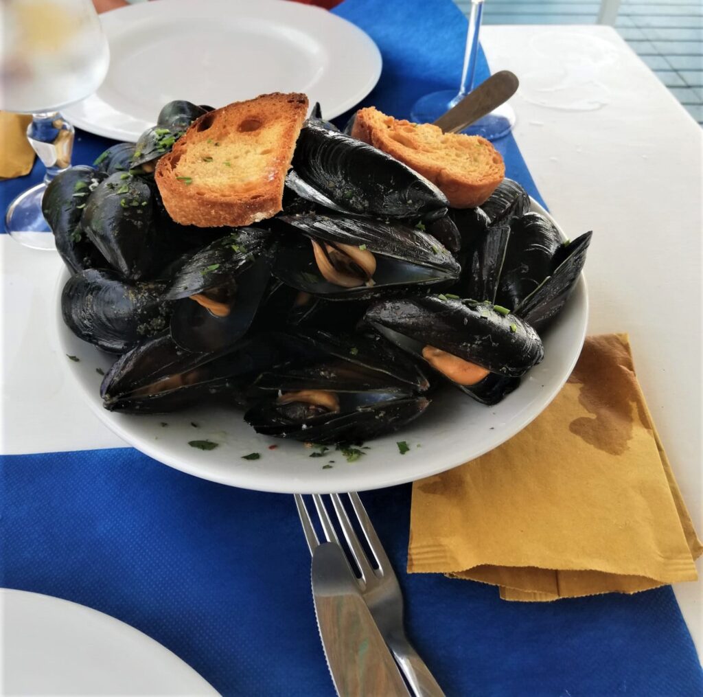 Cozze alla marinara in padella con crostini di pane