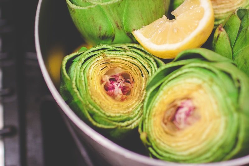 Pulire i carciofi e immergerli in acqua e limone