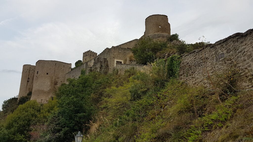 Roccascalegna e il Castello Medievale, fascino e mistero