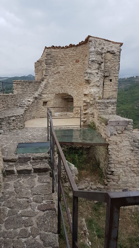 Roccascalegna torre tonda