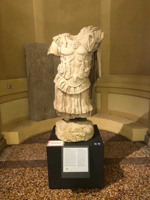 Statua frammentaria di Nerone
Provenienza: Teatro romano di via de Carbonesi
Metà I sec. d.C.
Marmo, probabilmente greco pentelico, altezza cm 117
Bologna, Museo Civico Medievale