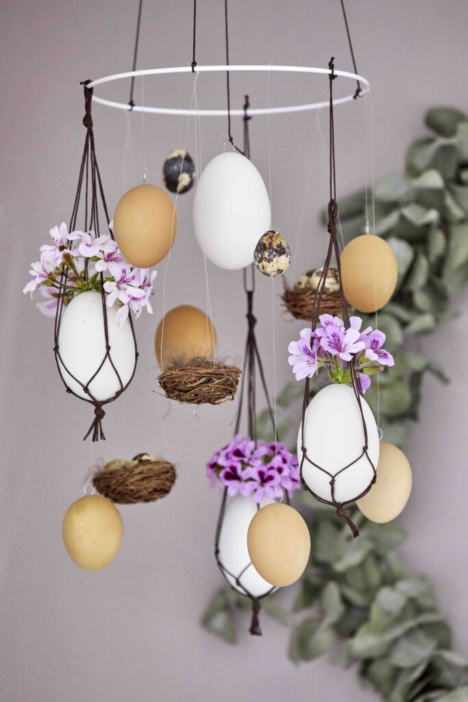 Pasqua: uova spese e fiori di geranio 