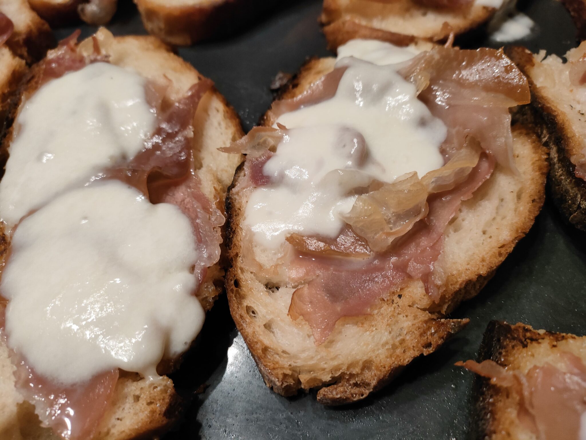Crostini facili al prosciutto e mozzarella Notizie In Vetrina