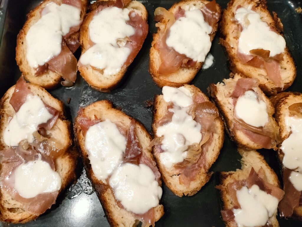 Crostini facili al prosciutto e mozzarella