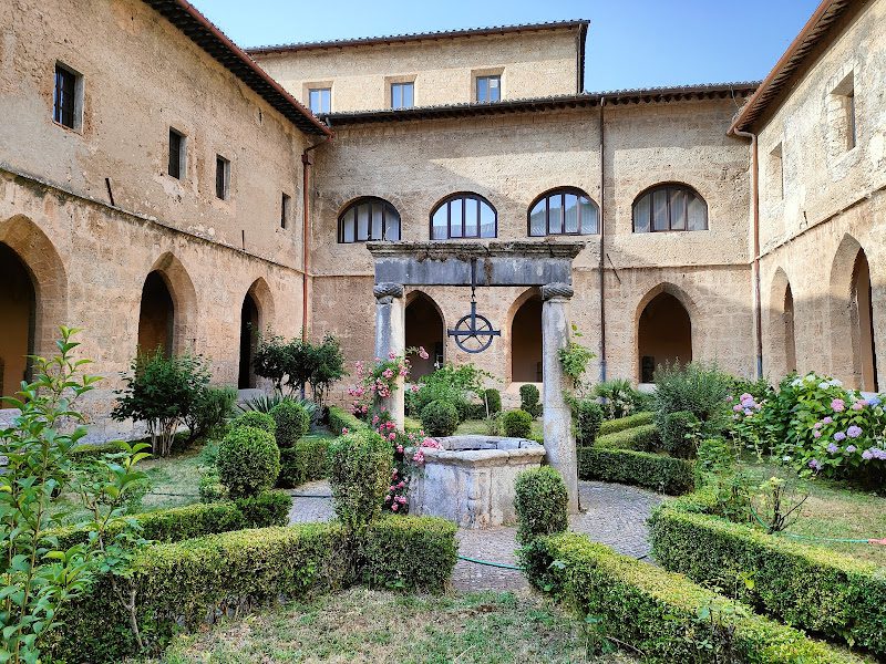 chiostro con giardino e pozzo sacro speco Subiaco