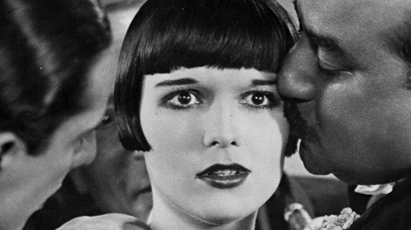 Louise Brooks, e il suo taglio à la garçonne, nel film “Lulu – Il vaso di Pandora” (1929):  icone degli Anni ’20 e prima diva della storia del cinema.