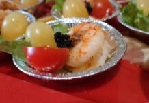 Cestini di gamberi gratinati e salsa con pomodorini