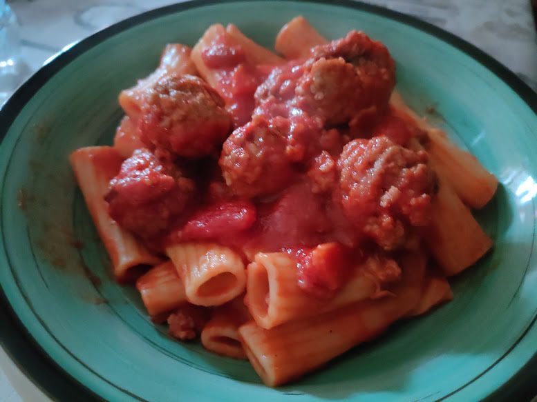 Primo piatto con polpette e funghi