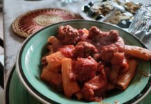 Rigatoni al ragù e polpettine con funghi