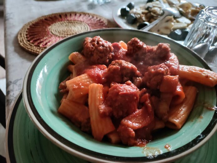 Rigatoni al ragù e polpettine con funghi