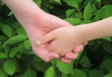 Tenersi per mano significa protezione, complicità e amore, significato e frasi sulle mani
