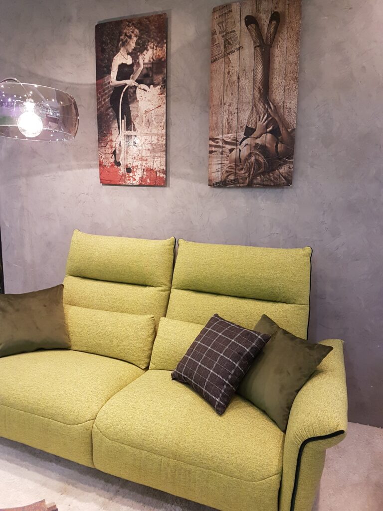 Soggiorno elegante: pareti grigie divano verde lime