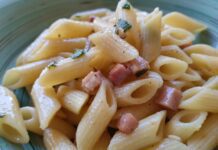 Primo piatto: pasta leggera al profumo di salvia con prosciutto
